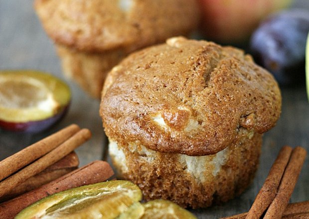 Fotografia przedstawiająca Cynamonowe muffinki z jabłkami i śliwkami
