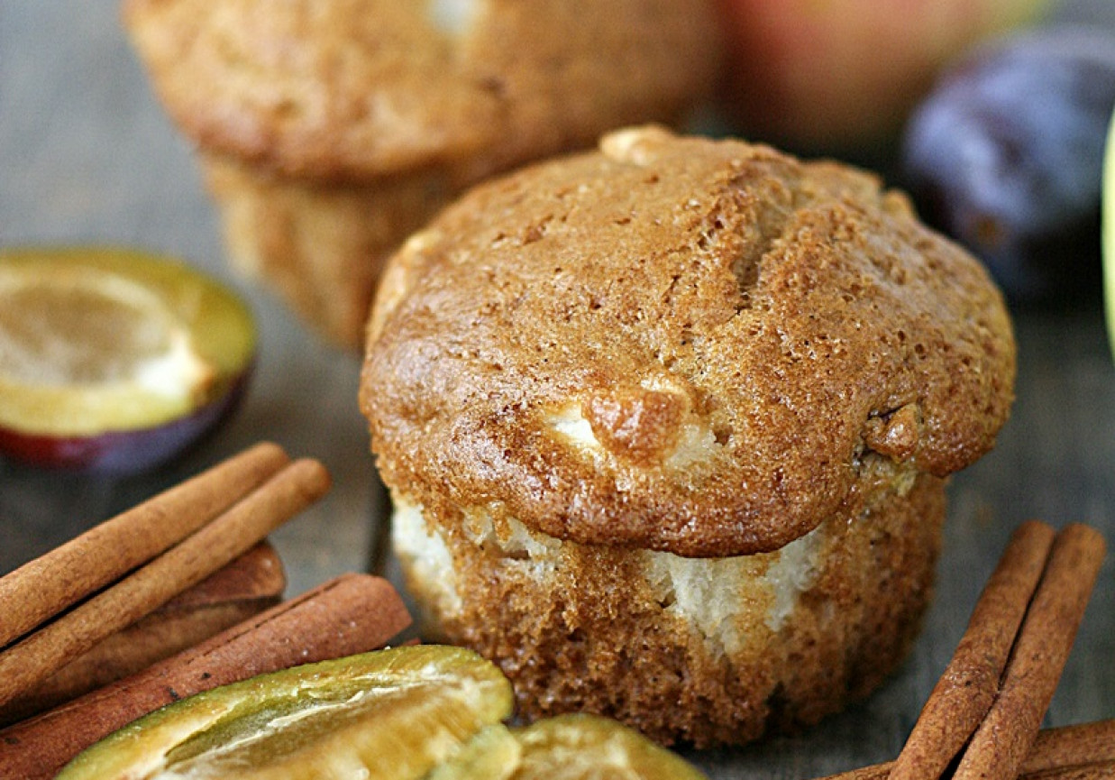 Cynamonowe muffinki z jabłkami i śliwkami foto