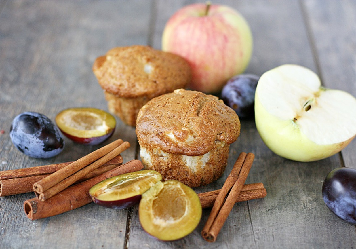 Cynamonowe muffinki z jabłkami i śliwkami foto