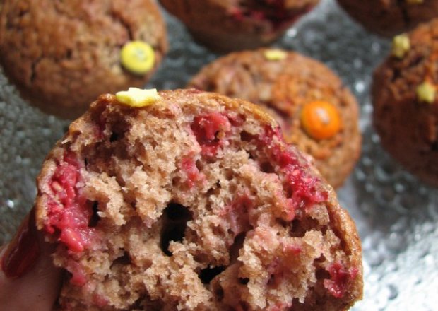 Fotografia przedstawiająca Cynamonowe muffinki z malinami