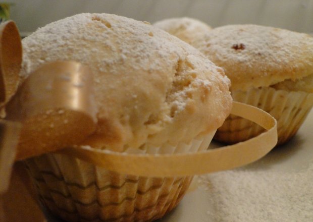 Fotografia przedstawiająca Cynamonowe muffiny z białym serem i rodzynkami