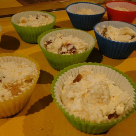 Krok 6 - Cynamonowe muffiny z białym serem i rodzynkami foto