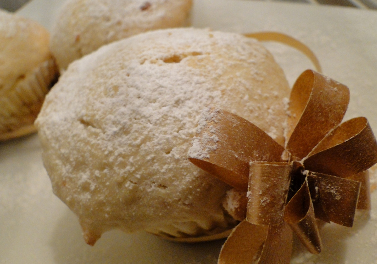 Cynamonowe muffiny z białym serem i rodzynkami foto