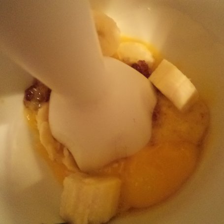 Krok 2 - Cynamonowe oponki  z dodatkiem białego sera, banana i miodu :) foto