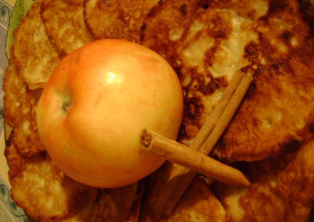 Fotografia przedstawiająca cynamonowe placki z jabłkiem