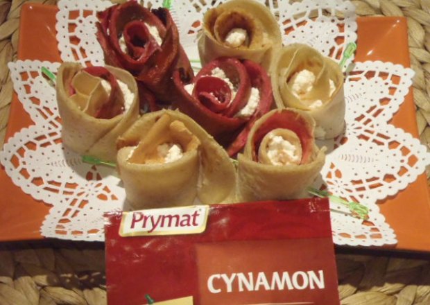 Fotografia przedstawiająca Cynamonowe róże naleśnikowe z serowym wnętrzem
