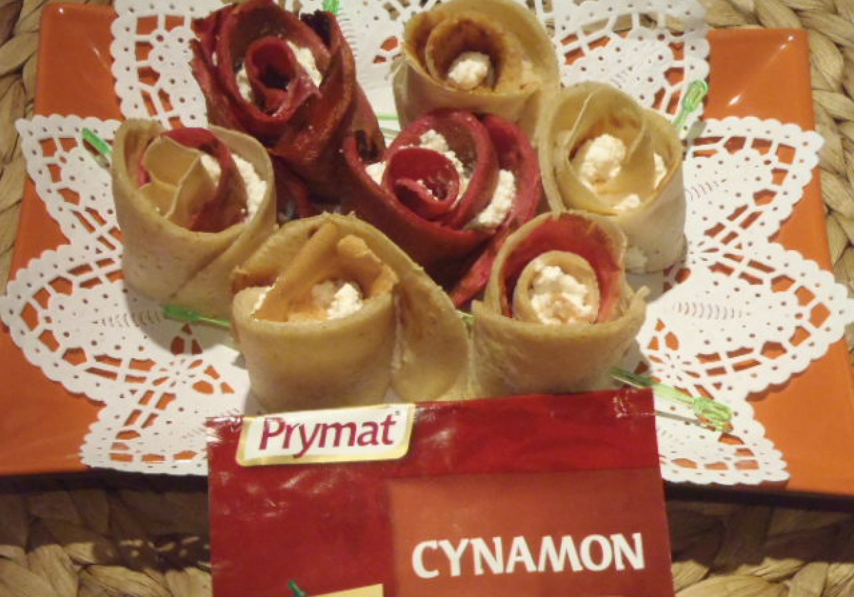 Cynamonowe róże naleśnikowe z serowym wnętrzem foto