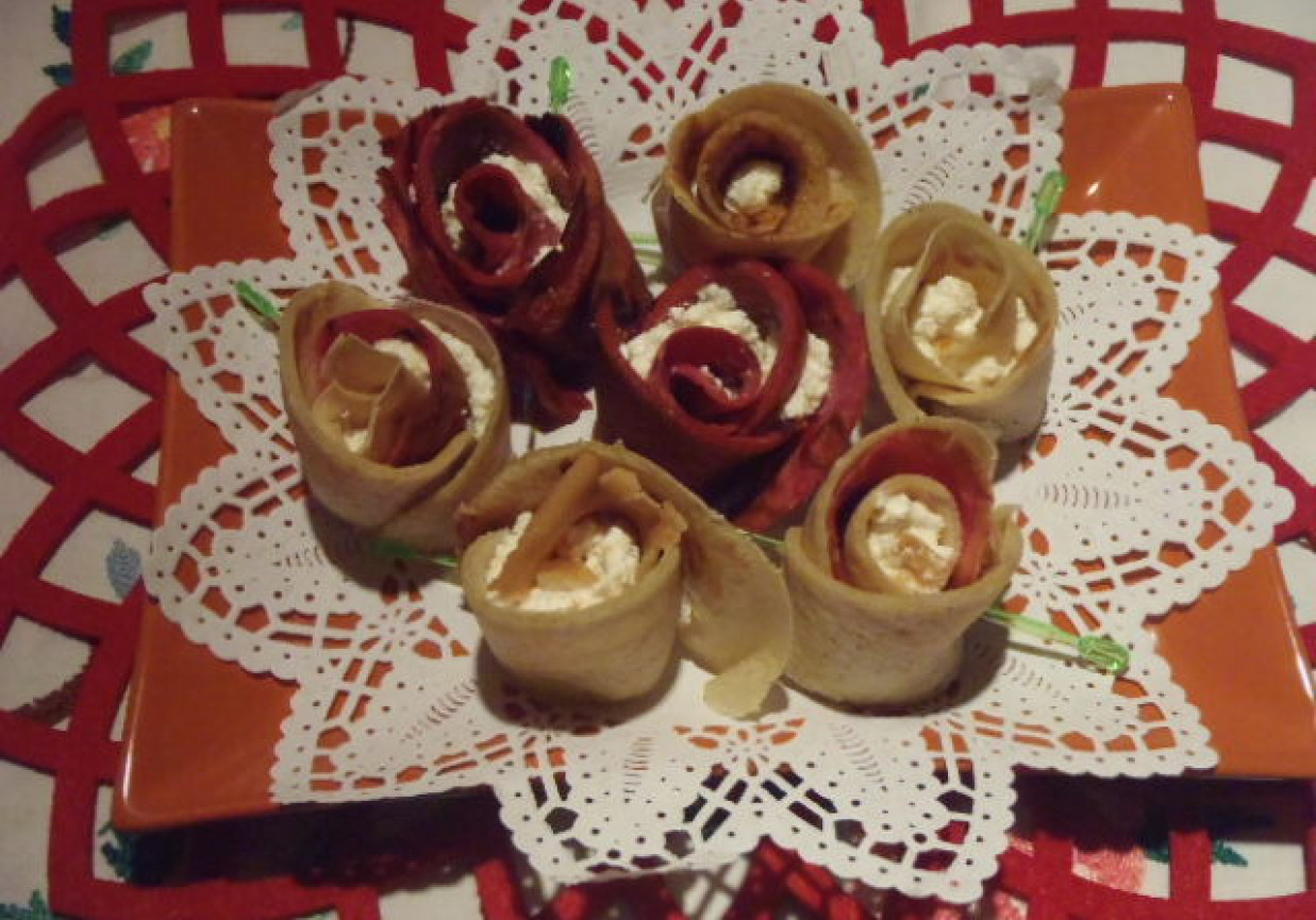 Cynamonowe róże naleśnikowe z serowym wnętrzem foto