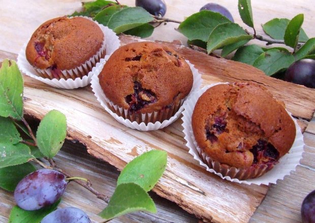 Fotografia przedstawiająca Cynamonowo-imbirowe muffinki ze śliwkami
