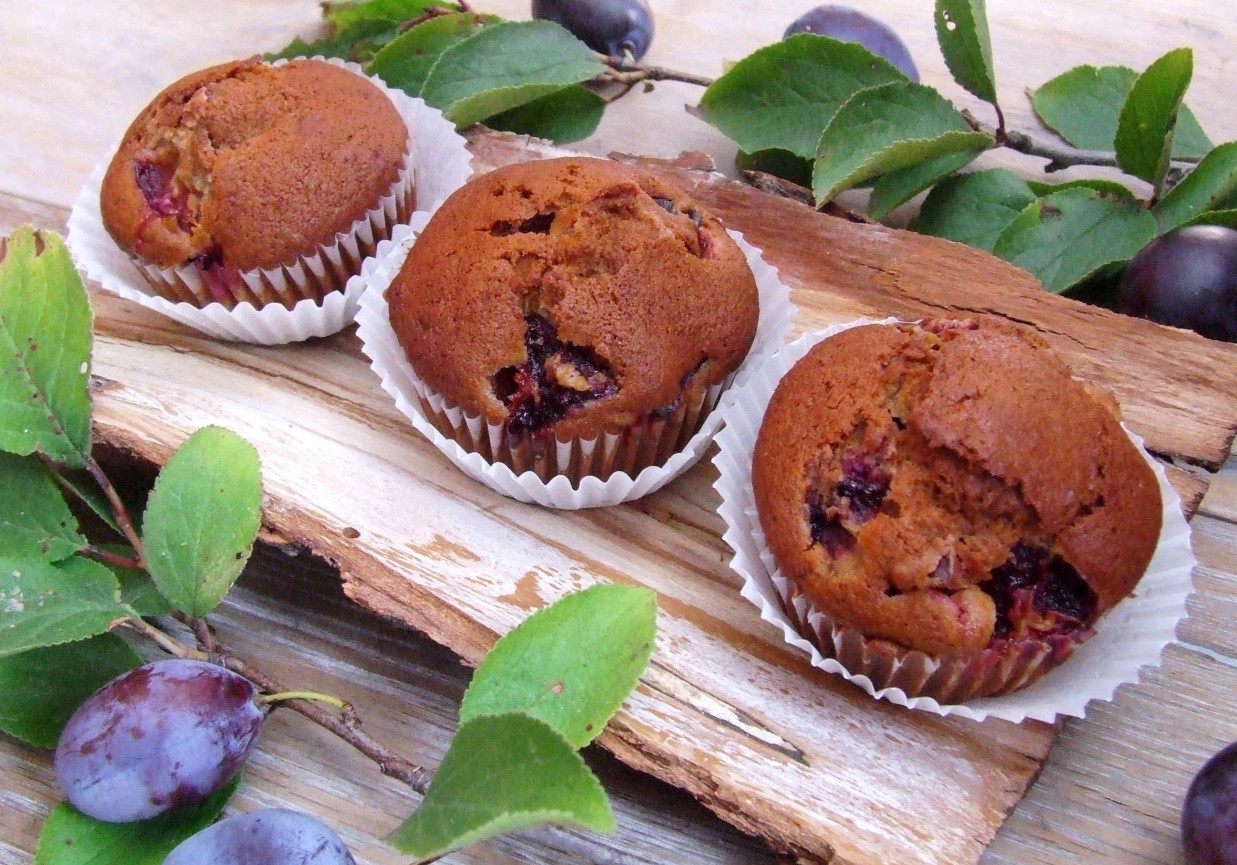 Cynamonowo-imbirowe muffinki ze śliwkami foto