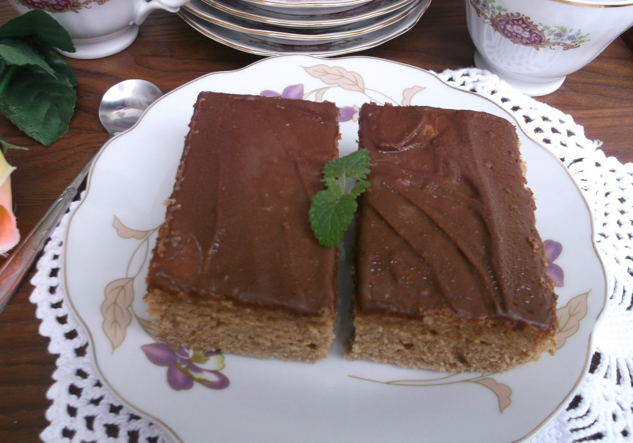 Cynamonowo-śmietankowe ciasto z polewą czekoladową. foto