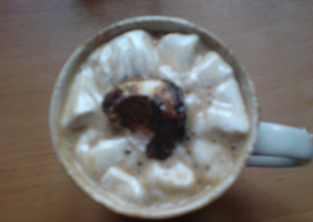 Fotografia przedstawiająca cynamonowo-imbirowa kawa z piankami