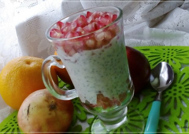 Fotografia przedstawiająca Cynamonowy pudding z chia i granatem