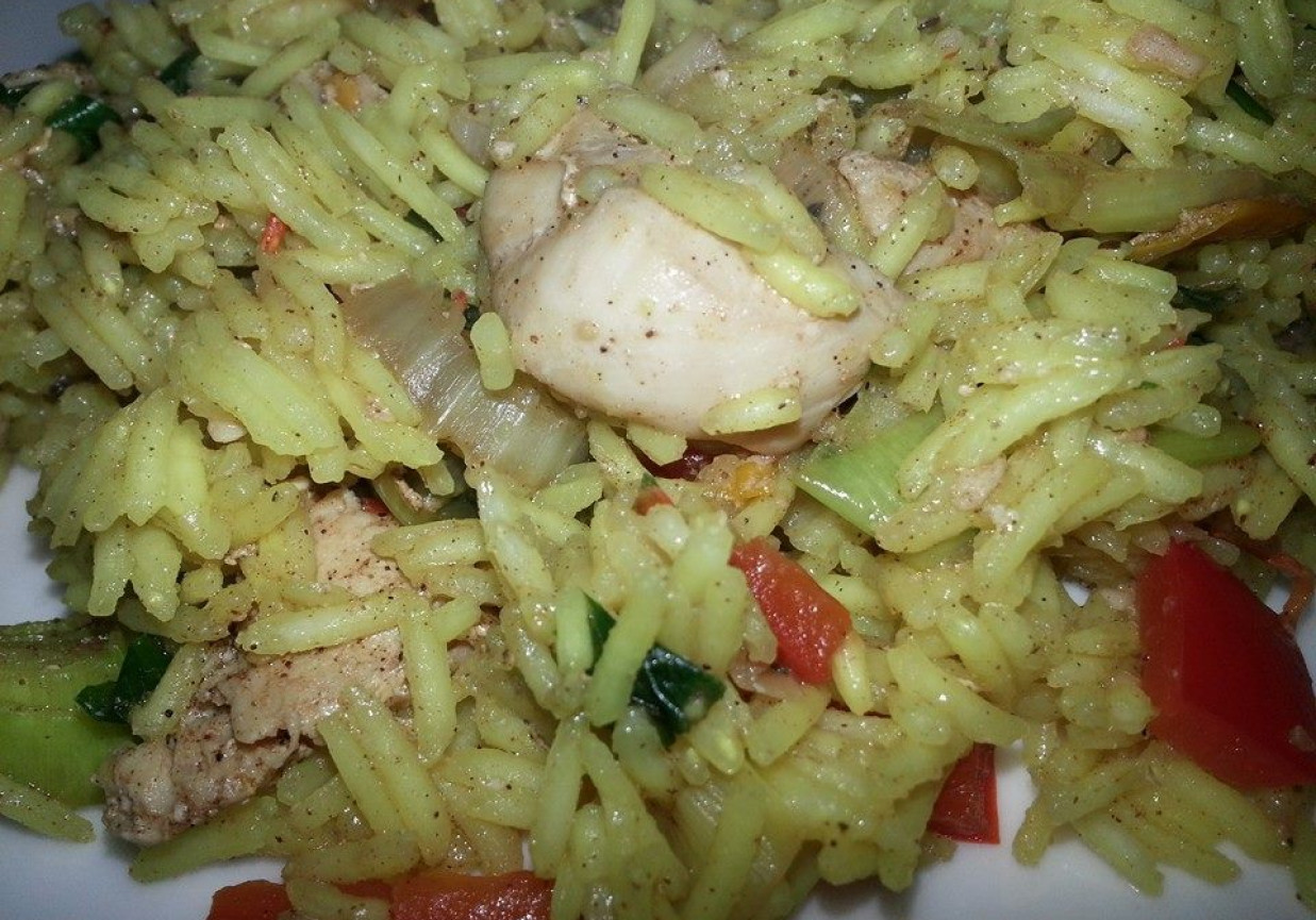 Cynamonowy  ryż z kurczakiem. foto