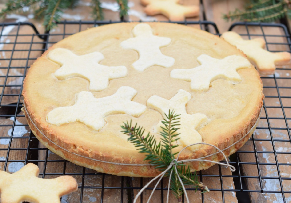 Cynamonowy sernik z ciastkami foto