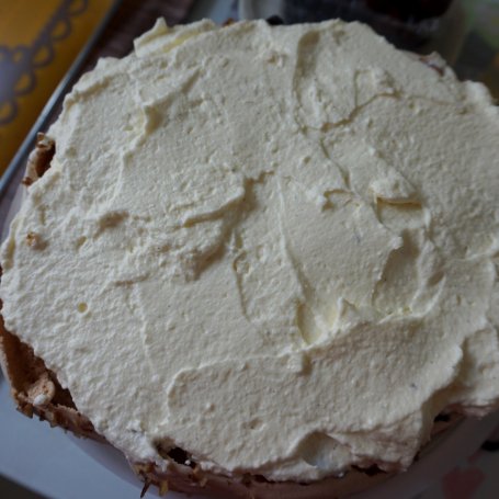 Krok 6 - Cynamonowy tort bezowy z orzechami foto