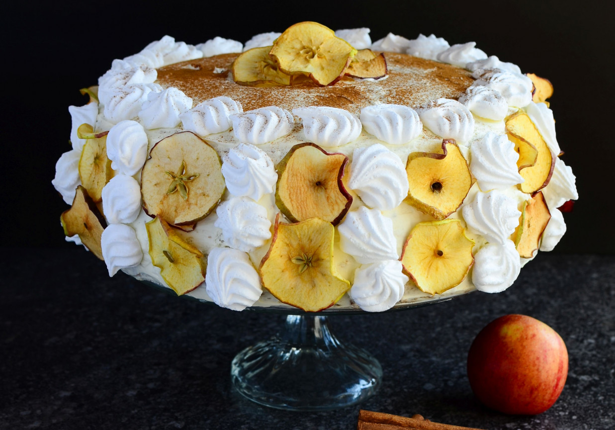 Cynamonowy tort jabłkowy z bezami foto