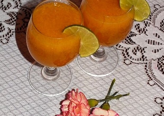 Fotografia przedstawiająca Cytrusowy drink z martini