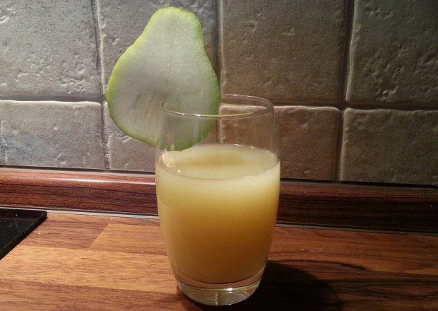 Fotografia przedstawiająca Cytrusowy sok z gruszką i ananasem