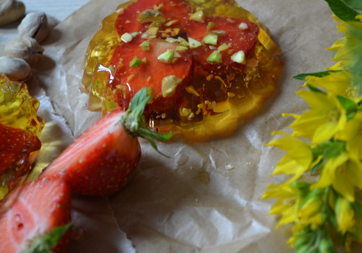 cytrynowa galaretka z truskawką i pistacjami foto