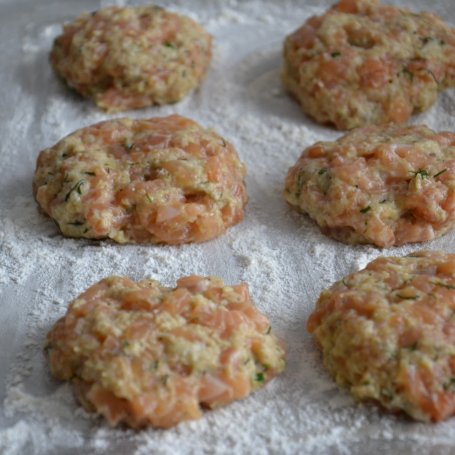Krok 4 - Cytrynowe burgery z łososia foto