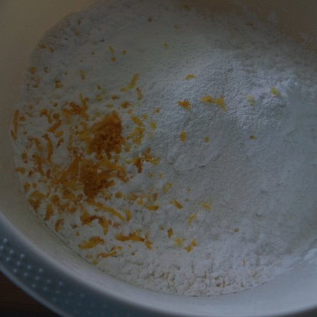 Krok 4 - Cytrynowe ciasto piaskowe z truskawkami foto