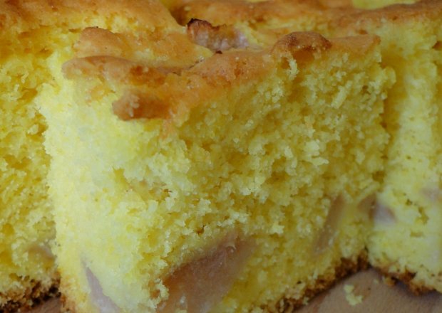 Fotografia przedstawiająca Cytrynowe ciasto z gruszkami