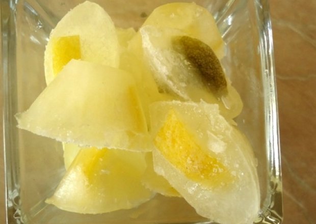 Fotografia przedstawiająca Cytrynowe i limonkowe kostki lodu