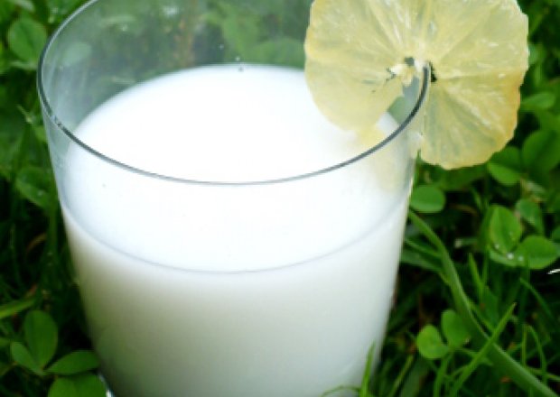 Fotografia przedstawiająca cytrynowe mleko