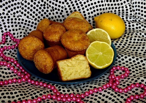 Fotografia przedstawiająca Cytrynowe muffinki posypane trzcinowym cukrem