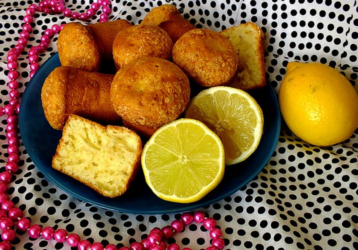 Cytrynowe muffinki posypane trzcinowym cukrem foto
