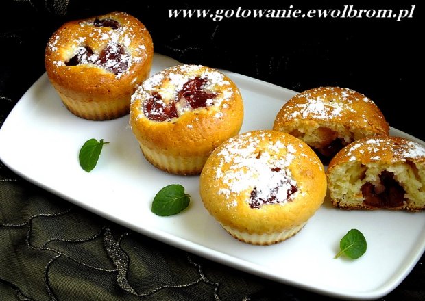 Fotografia przedstawiająca Cytrynowe muffinki z czereśniami