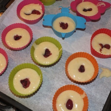 Krok 3 - Cytrynowe muffinki z czereśniami foto