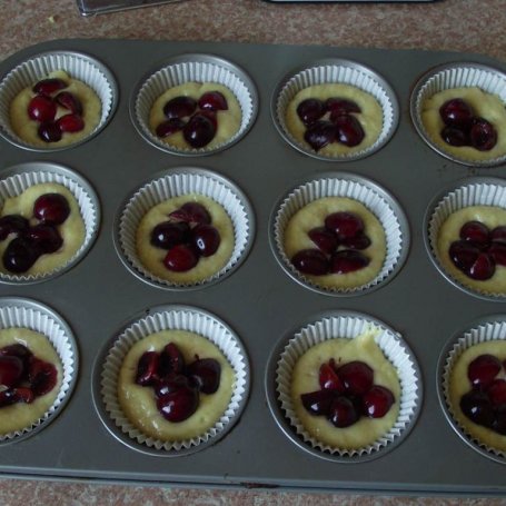 Krok 4 - Cytrynowe muffiny z czereśniami foto