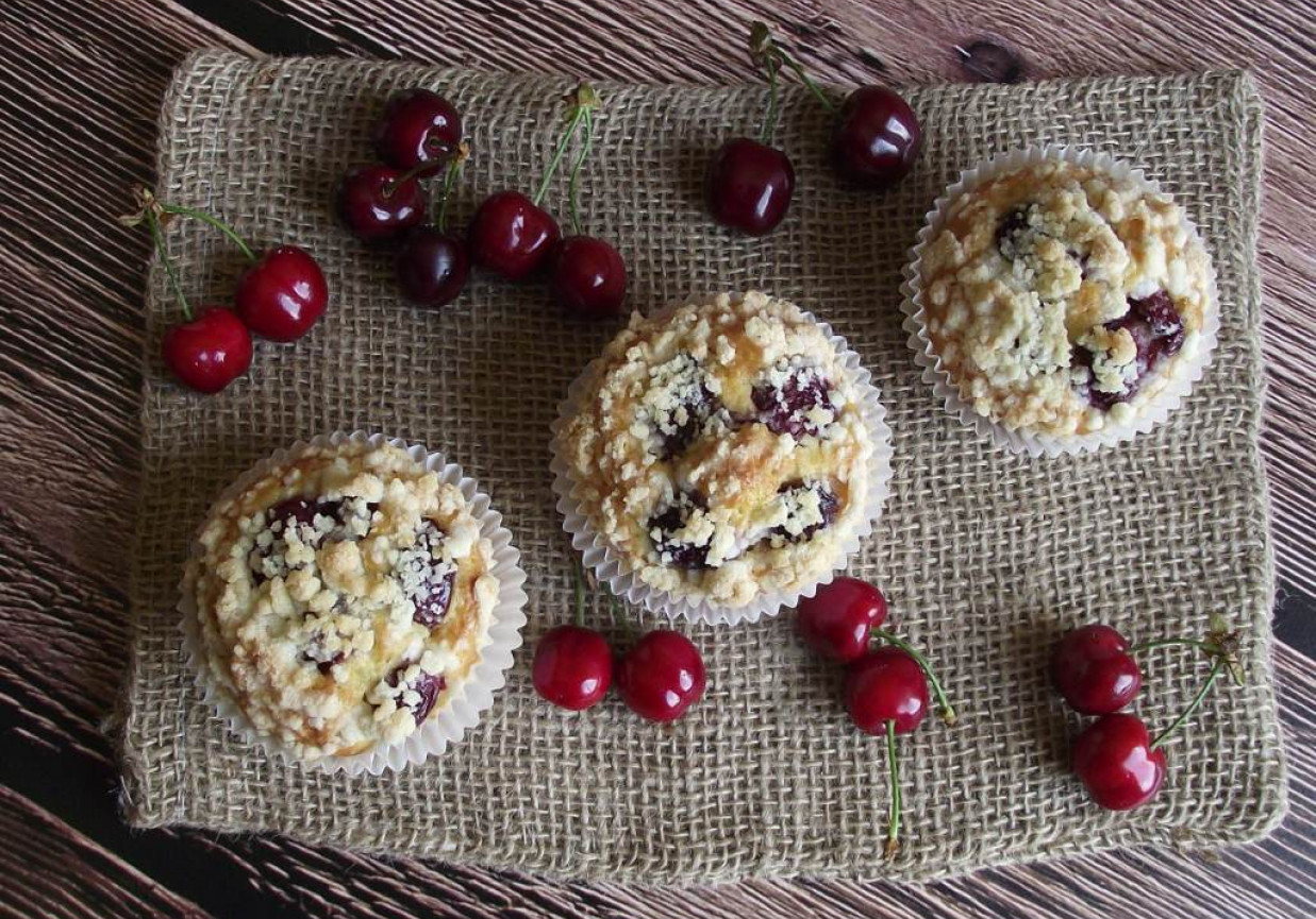 Cytrynowe muffiny z czereśniami foto