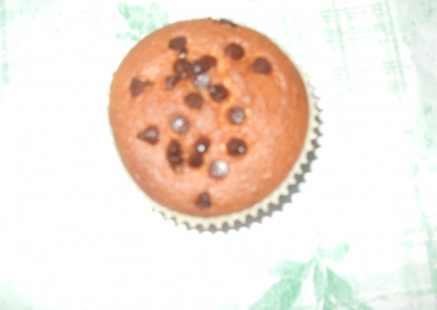 Fotografia przedstawiająca cytrynowe mufinki z posypką czekoladową