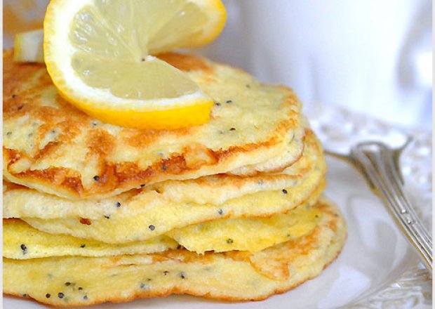 Fotografia przedstawiająca Cytrynowe pancakes z makiem - przepis