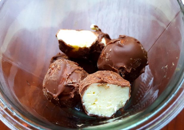 Fotografia przedstawiająca Cytrynowe trufelki z mascarpone i białą czekoladą