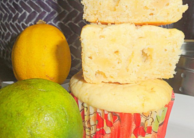 Fotografia przedstawiająca cytrynowo limonkowe muffiny