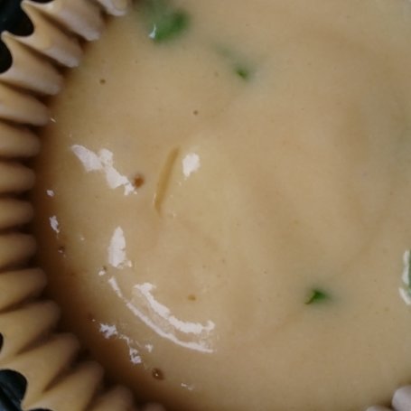 Krok 4 - Cytrynowo-miętowe muffinki z sokiem jabłkowym foto