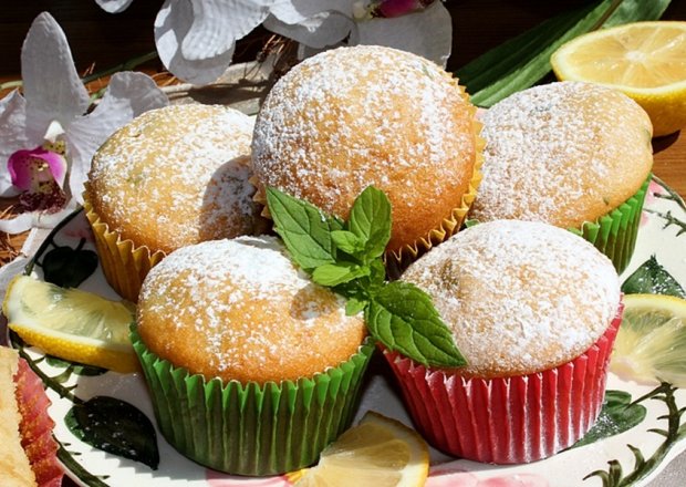 Fotografia przedstawiająca Cytrynowo-miętowe muffinki z sokiem jabłkowym