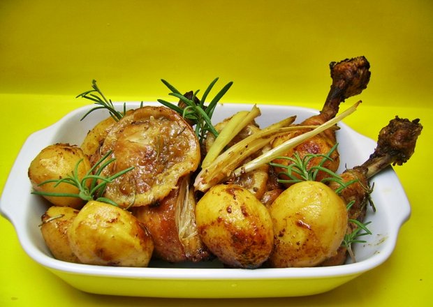 Fotografia przedstawiająca Cytrynowy kurczak z ziemniakami i rozmarynem