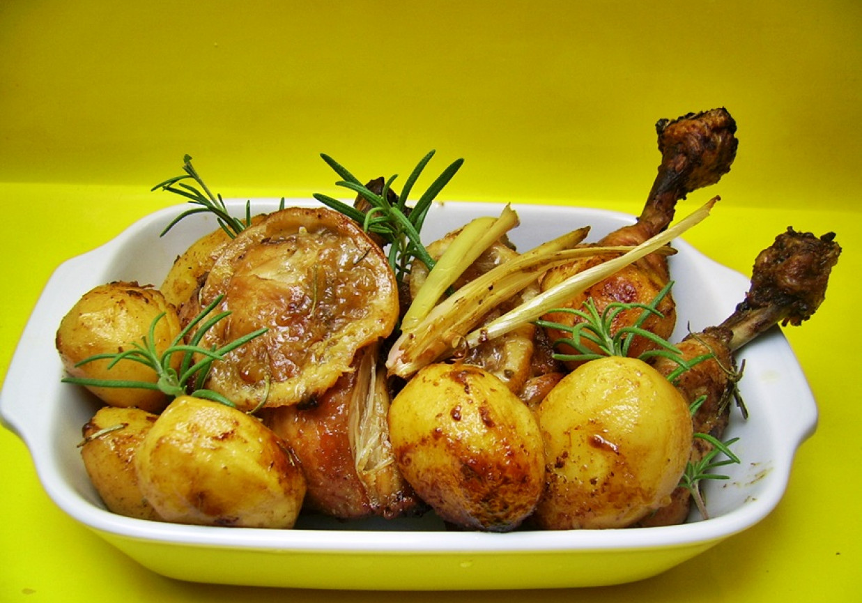 Cytrynowy kurczak z ziemniakami i rozmarynem foto