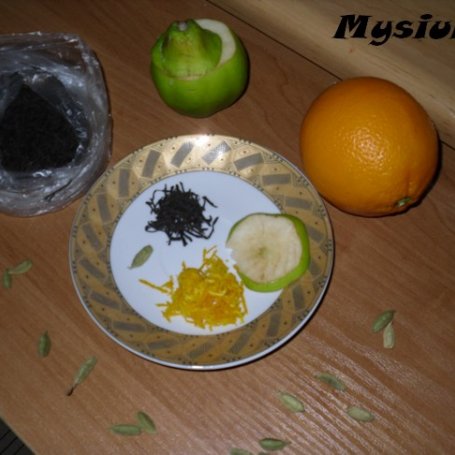 Krok 1 - Czarna herbata z dodatkiem pigwy i skórki pomarańczy foto
