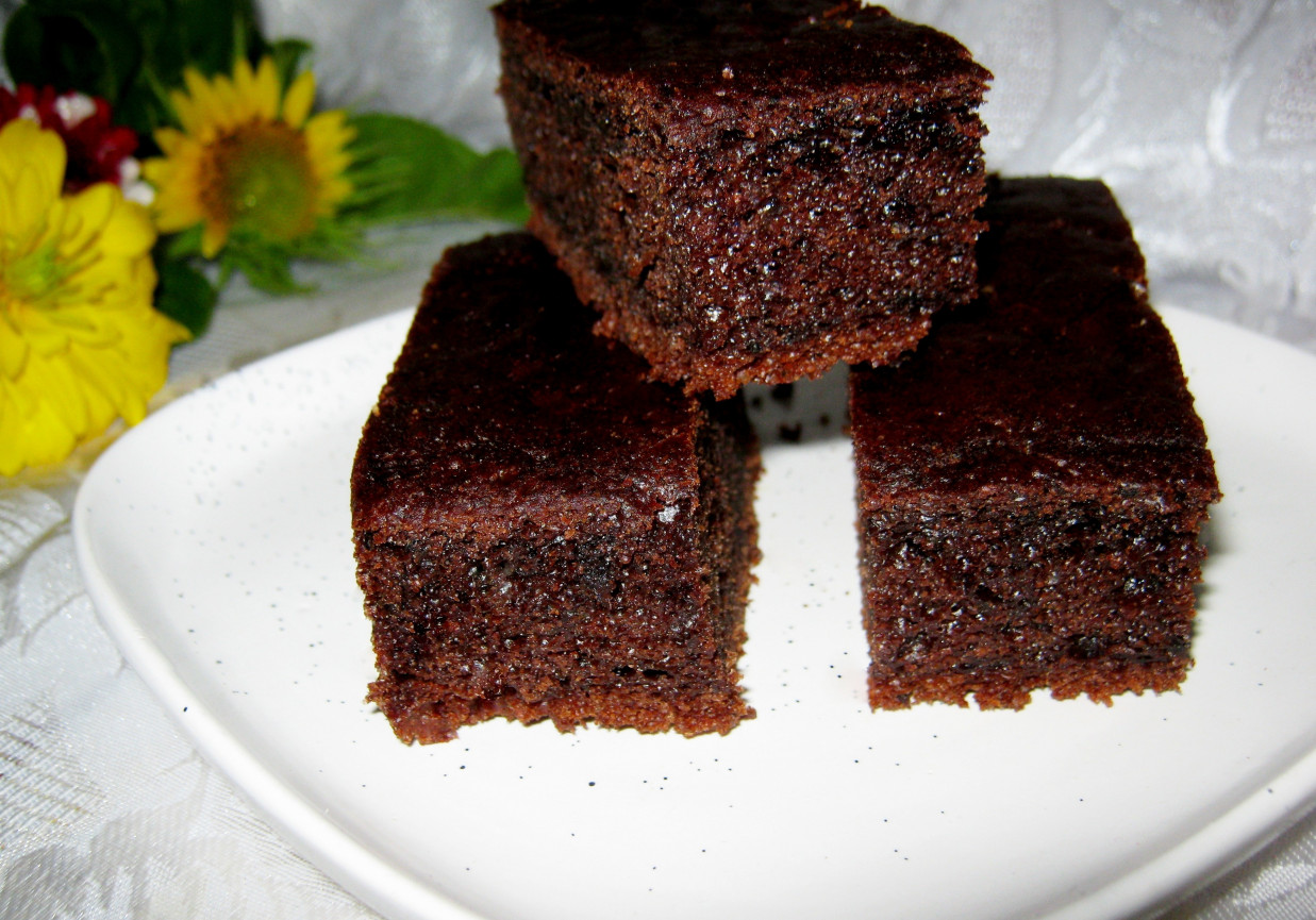 Czarne ciasto z cukinią foto