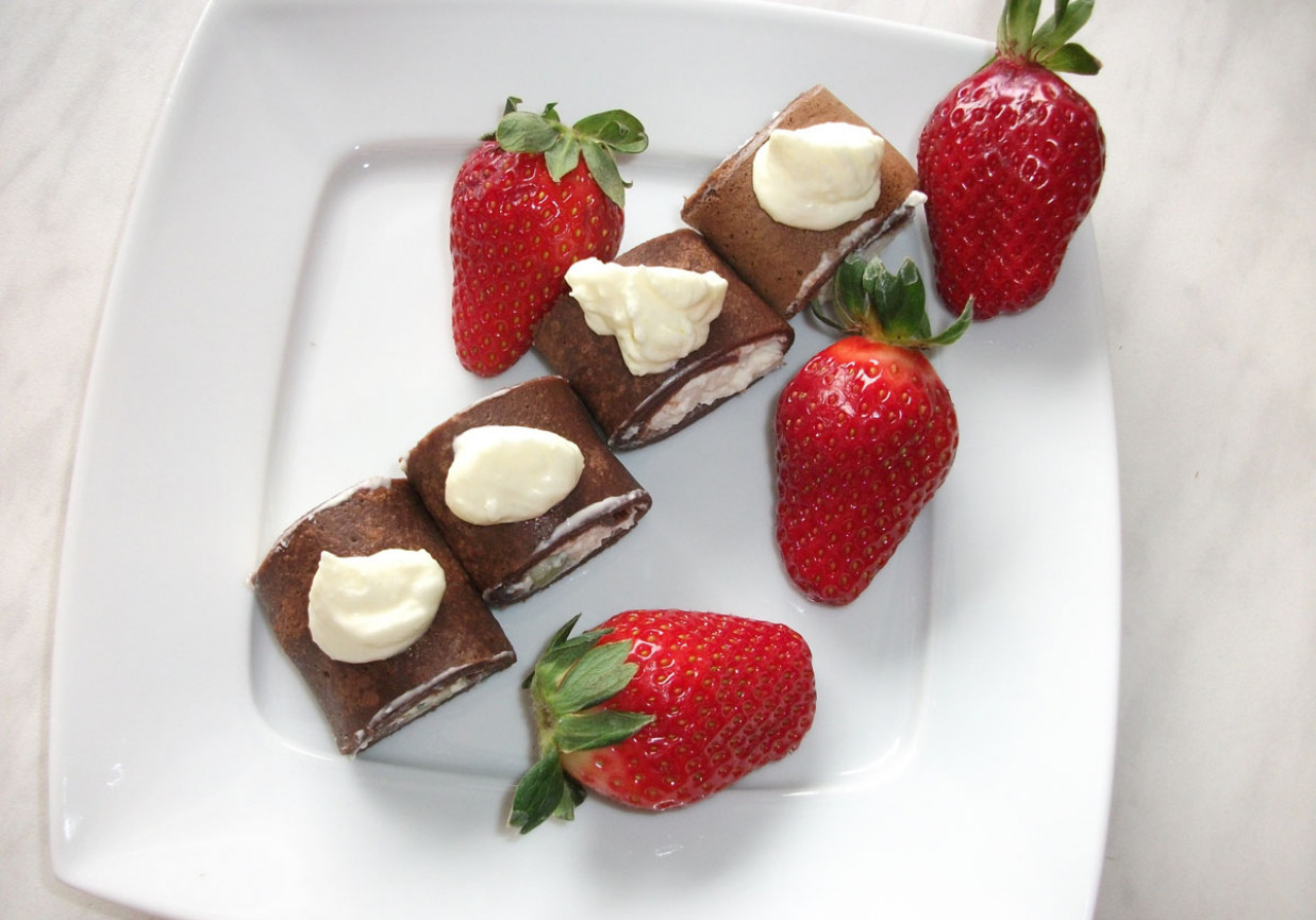 Czarne naleśniki z białym nadzieniem foto