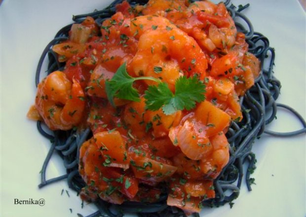 Fotografia przedstawiająca Czarne spaghetti z krewetkami