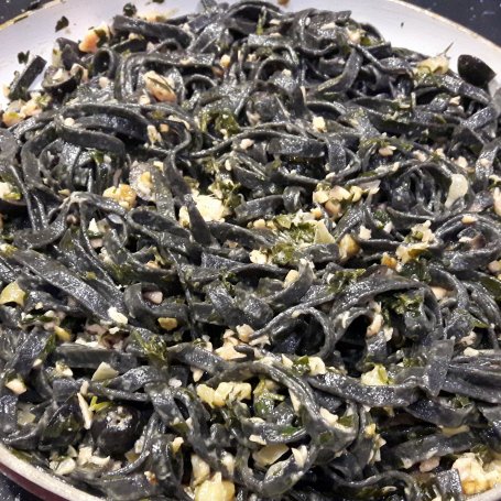 Krok 4 - CZARNE TAGLIATELLE Z PIETRUSZKĄ I ŁOSOSIEM WĘDZONYM foto