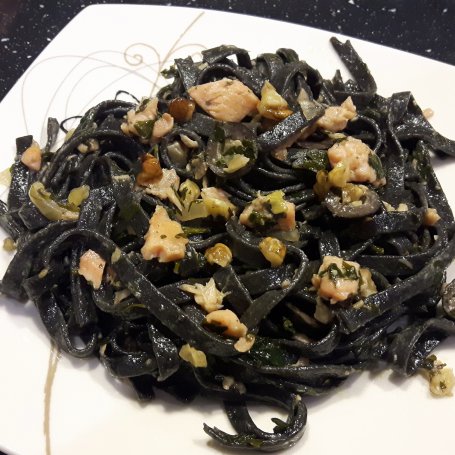 Krok 3 - CZARNE TAGLIATELLE Z PIETRUSZKĄ I ŁOSOSIEM WĘDZONYM foto