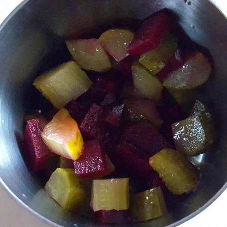 Krok 4 - Czarniak z sałatką z kiszonych buraków i purée z ziemniaka foto